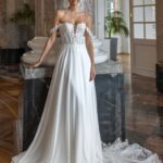 Vestido de novia Sonia con hombros caídos, encaje floral y falda de chifón, Nuestras Novias Palma de Mallorca