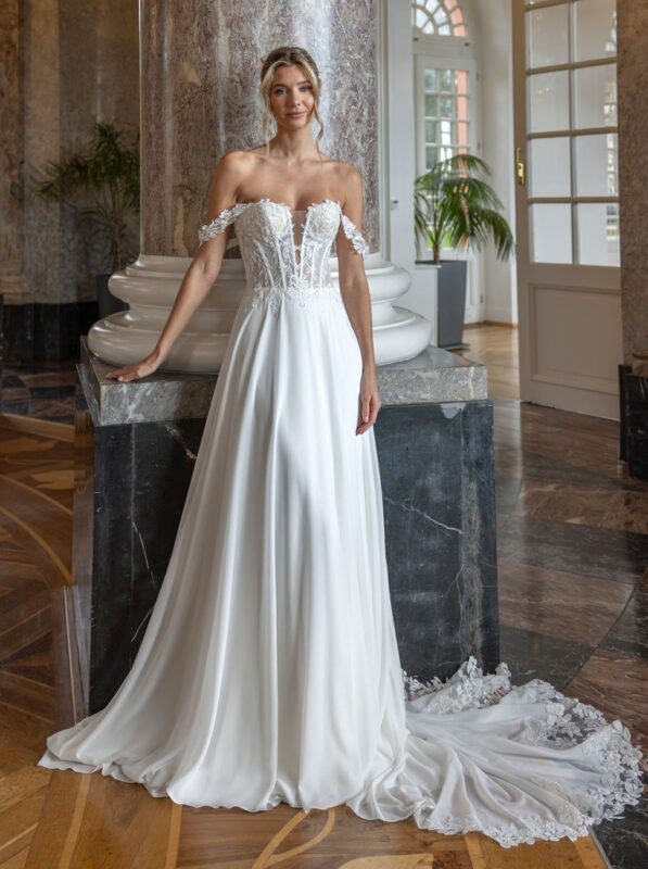 Vestido de novia Sonia con hombros caídos, encaje floral y falda de chifón, Nuestras Novias Palma de Mallorca