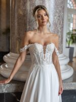 Vestido de novia Sonia con hombros caídos, encaje floral y falda de chifón, Nuestras Novias Palma de Mallorca