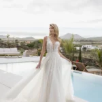Vestido de novia con escote en V, encaje floral bordado y falda de tul en corte A, Nuestras Novias Palma de Mallorca