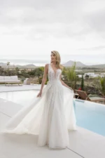 Vestido de novia con escote en V, encaje floral bordado y falda de tul en corte A, Nuestras Novias Palma de Mallorca