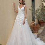 Vestido de novia Miranda con flores bordadas en degradado y falda de tul en corte A, Nuestras Novias Palma de Mallorca