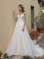 Vestido de novia Miranda con flores bordadas en degradado y falda de tul en corte A, Nuestras Novias Palma de Mallorca