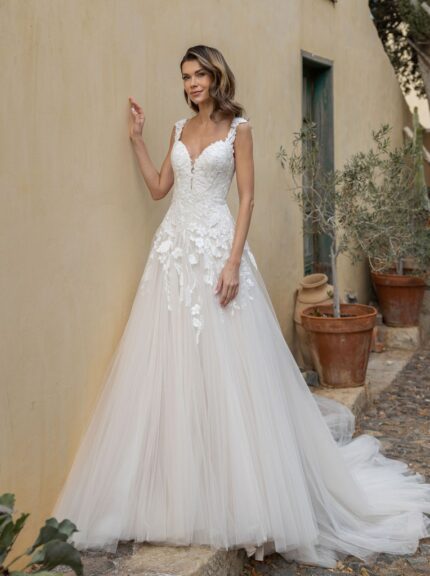 Vestido de novia Miranda con flores bordadas en degradado y falda de tul en corte A, Nuestras Novias Palma de Mallorca