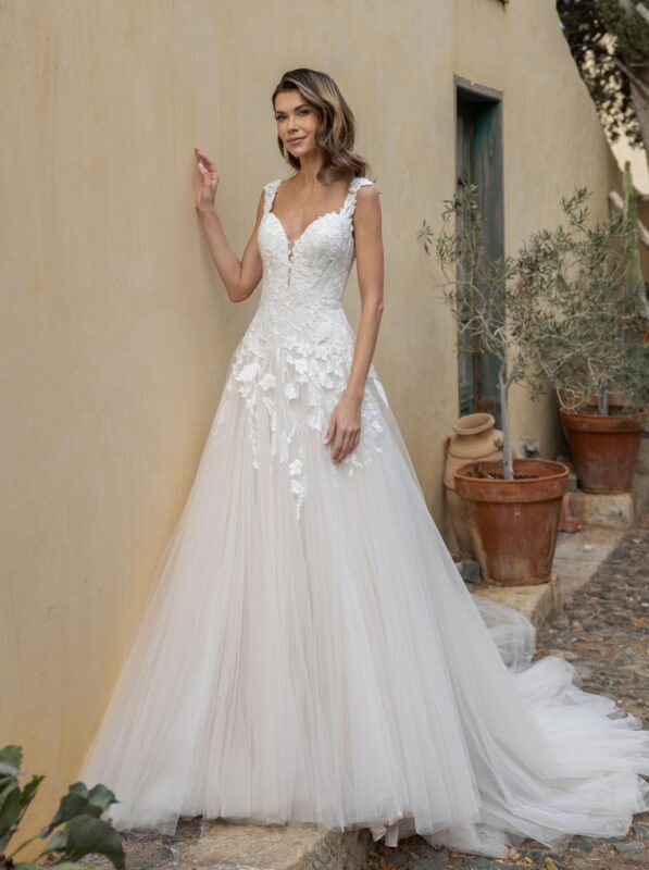 Vestido de novia Miranda con flores bordadas en degradado y falda de tul en corte A, Nuestras Novias Palma de Mallorca