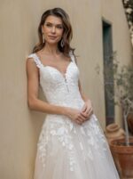 Vestido de novia Miranda con flores bordadas en degradado y falda de tul en corte A, Nuestras Novias Palma de Mallorca