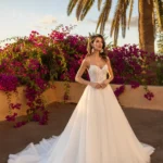 Vestido de novia con cuerpo bordado en perlas, espalda descubierta y falda de tul en corte A, Nuestras Novias Palma de Mallorca