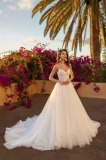 Vestido de novia con cuerpo bordado en perlas, espalda descubierta y falda de tul en corte A, Nuestras Novias Palma de Mallorca