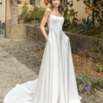 Vestido de novia Clara con escote barco y espalda joya de pedrería, Nuestras Novias Palma de Mallorca
