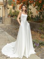 Vestido de novia Clara con escote barco y espalda joya de pedrería, Nuestras Novias Palma de Mallorca