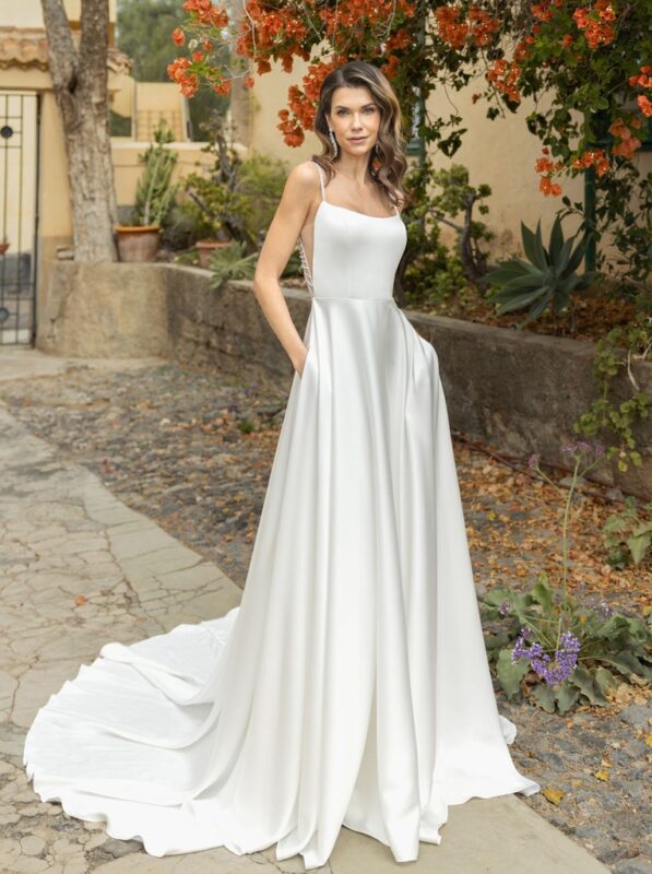 Vestido de novia Clara con escote barco y espalda joya de pedrería, Nuestras Novias Palma de Mallorca