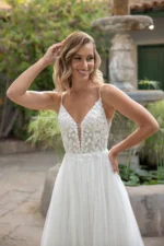 Vestido de novia con escote en V, encaje floral y falda de tul en corte A, Nuestras Novias Palma de Mallorca