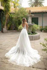 Vestido de novia con escote en V, encaje floral y falda de tul en corte A, Nuestras Novias Palma de Mallorca