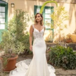 Vestido de novia sirena con escote en V, cuerpo de pedrería y cola de encaje, Nuestras Novias Palma de Mallorca