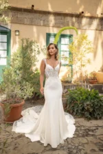 Vestido de novia sirena con escote en V, cuerpo de pedrería y cola de encaje, Nuestras Novias Palma de Mallorca