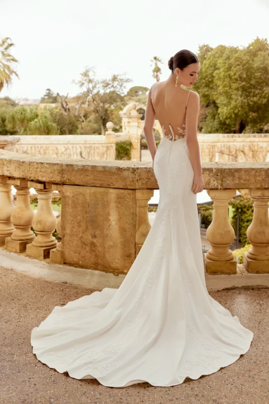 Vestido de novia Leonarda de corte sirena con espalda abierta y bordado floral, Nuestras Novias Palma de Mallorca