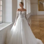 Vestido de novia Gladys con hombros caídos, mangas largas de encaje y falda de tul, Nuestras Novias Palma de Mallorca