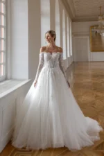 Vestido de novia Gladys con hombros caídos, mangas largas de encaje y falda de tul, Nuestras Novias Palma de Mallorca