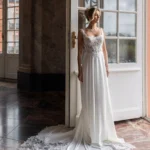 Vestido de novia Vera con escote cuadrado, encaje floral y falda lisa, Nuestras Novias Palma de Mallorca