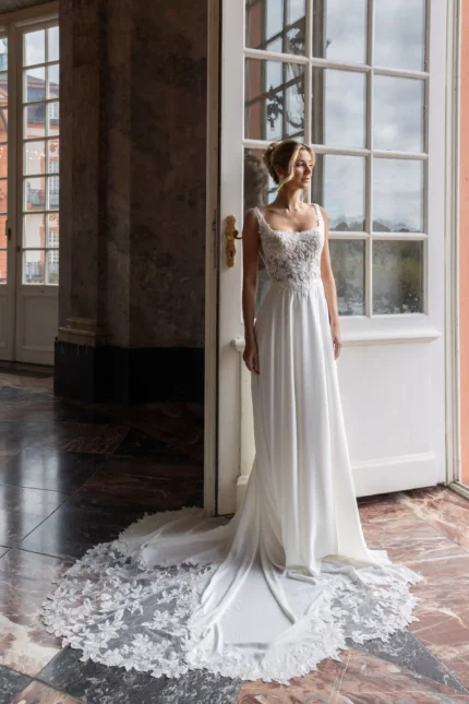 Vestido de novia Vera con escote cuadrado, encaje floral y falda lisa, Nuestras Novias Palma de Mallorca