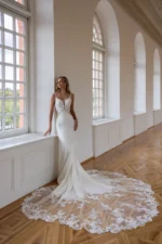 Vestido de novia Samantha de corte sirena con encaje floral y cola de encaje, Nuestras Novias Palma de Mallorca